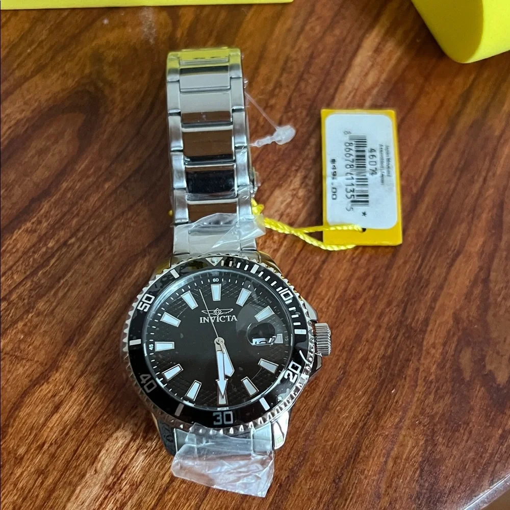 Invicta Men's Silver and Black Dive Watch